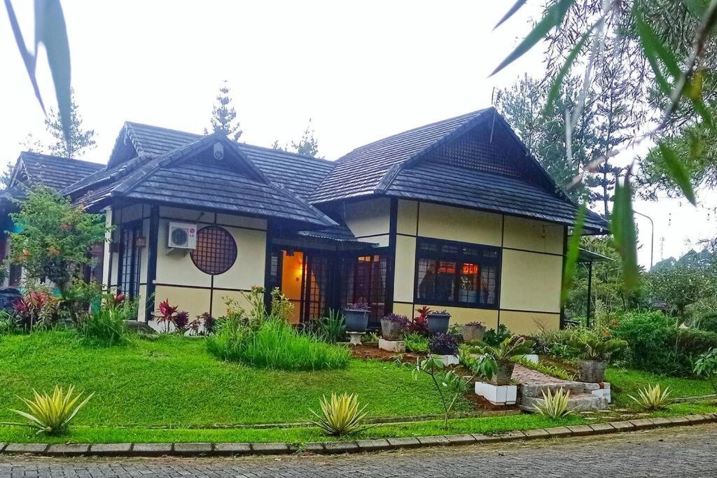 Designer Villa Tokyo Чианджур Екстериор снимка